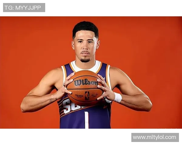 布克上半场表现出色14分9助攻展现控卫风范引领球队进攻 布克上半场表现出色14分9助攻展现控卫风范引领球队进攻